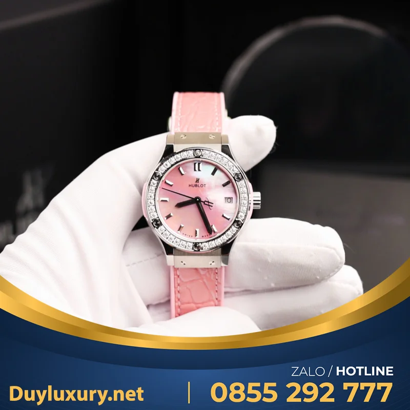 Đồng Hồ Nữ Hublot Classic Fusion Mặt Khảm Xà Cừ Màu Hồng Viền Đính Kim Cương Moissanite 33mm